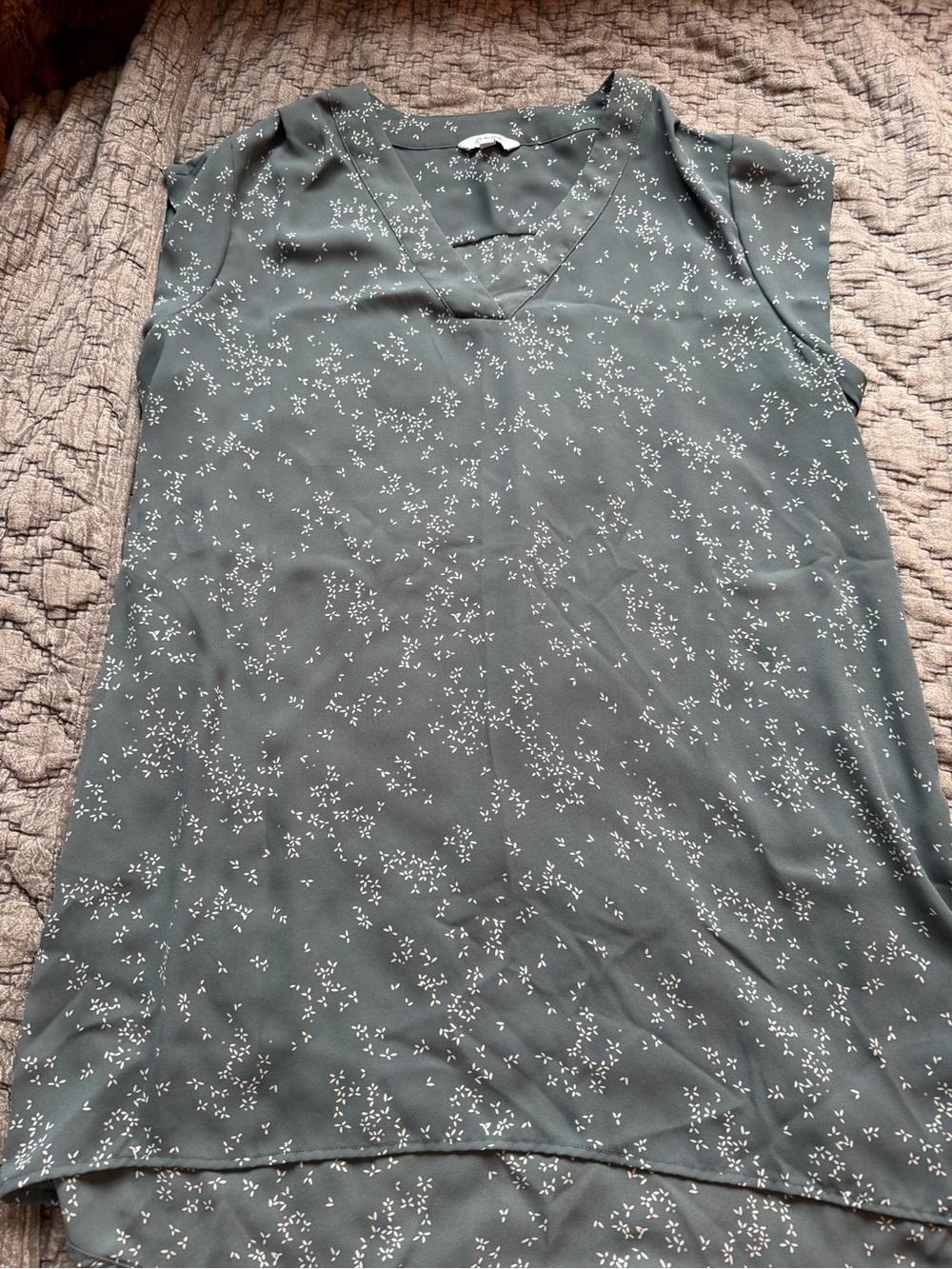 Reitmans Green V-Neck Ditsy Floral Sleeveless Top